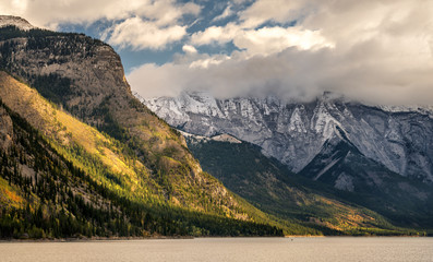 Lake Minnewanka Scenic Drive in Banff National Park during Autumn