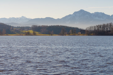 Der Abtsdorfer im Berchtesgadener Land an einem klaren Morgen im Winter