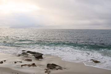 playa solitaria un día de tempestad