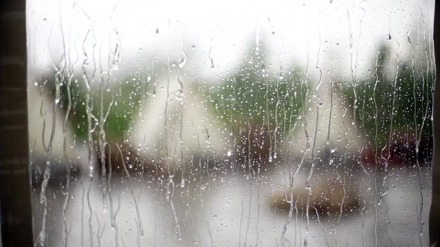 The rain flows through the glass.