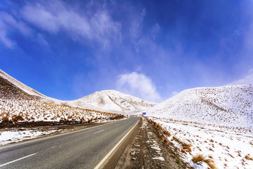 Fototapeta premium Snow in Lindis Pass, a spectacular alpine pass on the road from Christchurch to Queenstown.