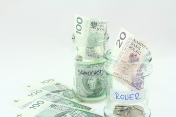 Oszczędności - banknoty odkładane do skarbonki