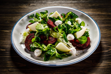 Salad with beet, mozzarella and apple