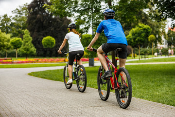 Naklejka premium Healthy lifestyle - people riding bicycles in city park