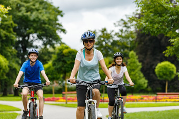 Fototapeta premium Healthy lifestyle - people riding bicycles in city park