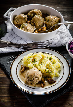Roasted meatballs, mashed potatoes and vegetables