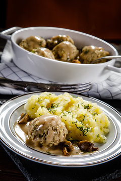 Roasted meatballs, mashed potatoes and vegetables