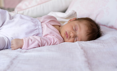 Fototapeta na wymiar sleeping newborn baby girl 
