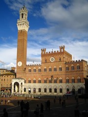 Fototapeta na wymiar Palazzo Pubblico et Torre del Mangia à Sienne, en Toscane (Italie)