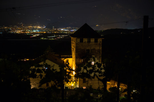 Nachtaufnahme Schloss Korb mit Blick nach Bozen