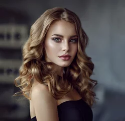 Photo sur Plexiglas Salon de coiffure Brunette girl with long and shiny wavy hair . Beautiful model with curly hairstyle . 