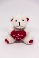 Weißer Teddybär mit roten Ich liebe Dich Herz auf weißen Hintergrund