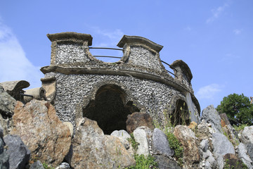 Grotte im öffentlichen Stadt Park der Villa Camilla in Domaso am Comer See