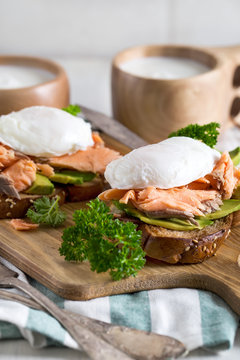 Eggs benedict with salmon