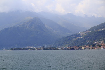 Fototapeta na wymiar Blick auf Uferpromenade Gravedona am Comer See in Italien