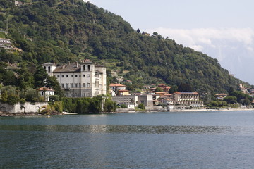 Fototapeta na wymiar Blick auf Uferpromenade Gravedona am Comer See in Italien
