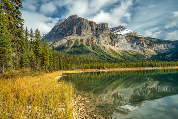Obraz premium Autumn Hiking around Emerald Lake in Yoho National Park