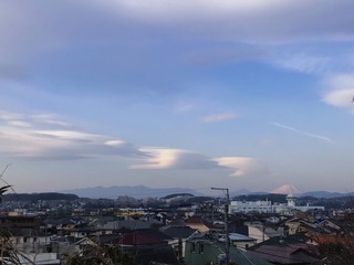 冬の富士山と街と空