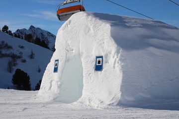 Eistunnel auf der Skipiste