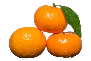 Orangen - Manderinen auf stapel mit grünem Blatt isoliert auf weiß