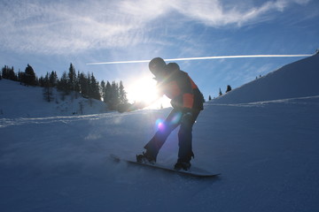 Snowboarder im Gegenlicht