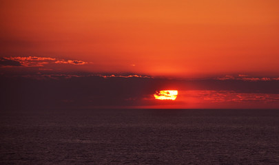 Naklejka premium sunset in the open sea, sun close up