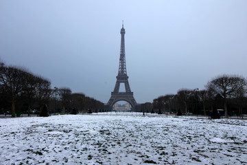 Fototapeta na wymiar Paris - Tour Eiffel sous la neige