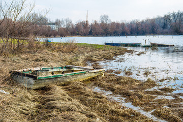 Naklejka premium abandoned and damaged boat