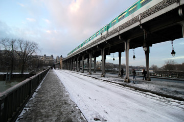 Fototapeta na wymiar Paris - Métro aérien - Pont de Bir Hakeim
