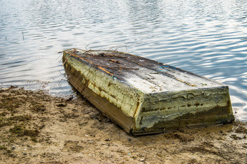 Naklejka premium abandoned and damaged boat