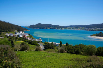 Fototapeta na wymiar Vista de la playa de Arealonga y el puerto de O Barqueiro, Lugo, Galicia. España