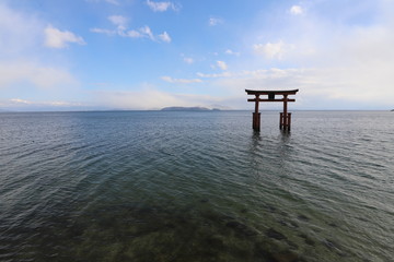 湖上の鳥居