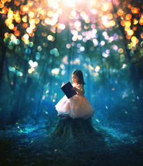 Obraz premium Little girl reading a book