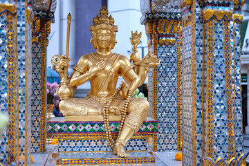 Fototapeta premium The Erawan Shrine in Bangkok. Thao Maha Phrom Shrine is a Hindu shrine in Bangkok