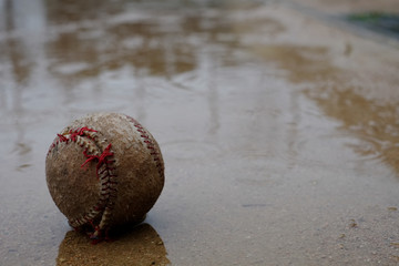 雨が降るグラウンドに落ちていた野球ボール