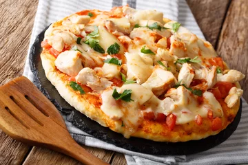 Crédence de cuisine en verre imprimé Pizzeria Pizza italienne avec poitrine de poulet, concasse de tomates et gros plan de fromage mozzarella. horizontal