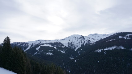 Fototapeta premium Schwaz Tirol Österreich Pillberg in der Nähe von Innsbruck Winter Nebel