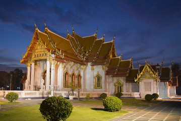 Obraz premium Wat Benchamabophit (Marble Temple) in the evening twilight. Bangkok, Thailand
