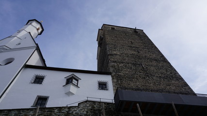 Schwaz Tirol Österreich - Burg Freundsberg im Winter mit Schnee und Nebel