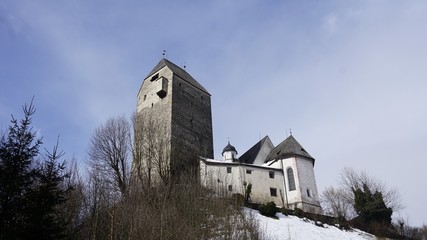 Fototapeta na wymiar Schwaz Tirol Österreich - Burg Freundsberg im Winter mit Schnee