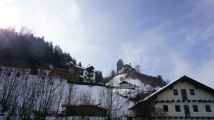 Schwaz Tirol Österreich - Burg Freundsberg im Winter mit Schnee