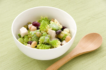 ロマネスコとミックスビーンズのサラダ