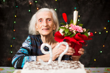 Obraz na płótnie Canvas Senior woman holding a birthday present