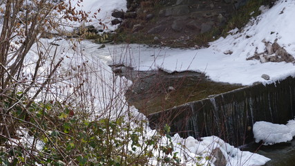 Schwaz Tirol Österreich, Lahnbach und Lahnbachallee, Bach und Wasserkanal im Winter