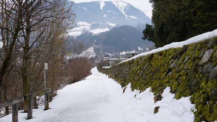 Schwaz Tirol Österreich, Lahnbach und Lahnbachallee, Bach und Wasserkanal im Winter