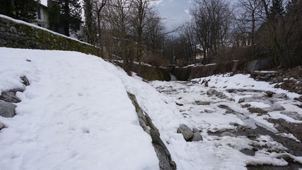 Schwaz Tirol Österreich, Lahnbach und Lahnbachallee, Bach und Wasserkanal im Winter