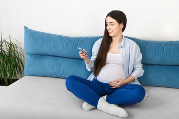 pregnant woman using smartphone