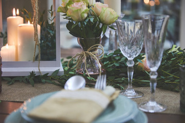 Tavolo elegante in sala da pranzo