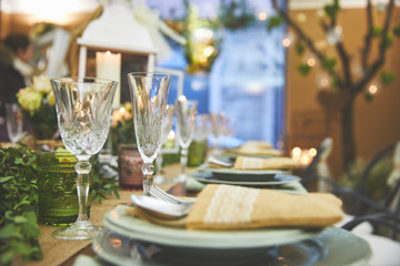 Tavolo elegante in sala da pranzo