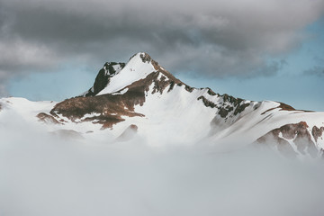 Góry śnieżny szczyt w chmurach minimalnych Krajobrazowy Podróżuje dzikiej natury scenicznego widok - 192807354